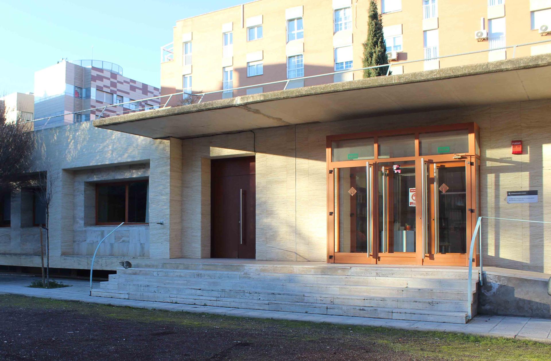 Gloved hands holding a medical shot. 